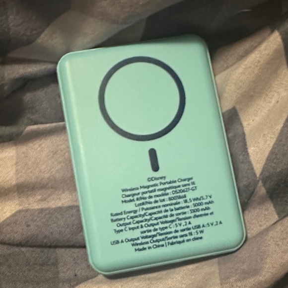 Blue Stitch MagSafe power bank - Picture 3 of 3